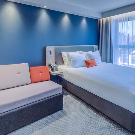 Holiday Inn Express - Fleet By Ihg Экстерьер фото